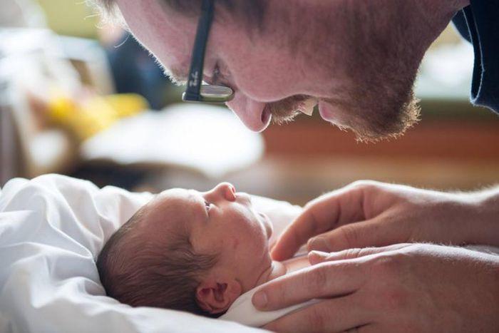 Ấm áp như tình phụ tử, chỉ nhìn ảnh thôi cũng khiến trái tim tan chảy