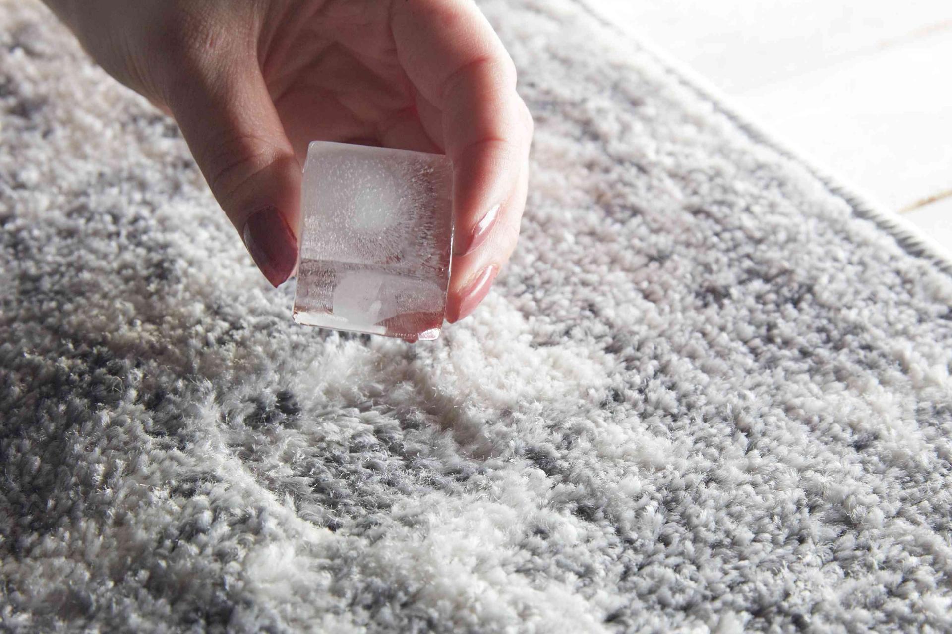 Loại bỏ vết lõm trên thảm trải sàn bằng nguyên liệu tủ lạnh nhà nào cũng có