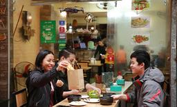 Những hình thức phục vụ độc lạ của quán xá để đối phó với Covid-19