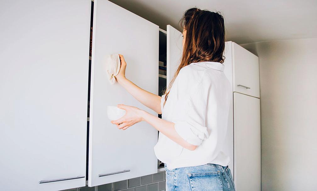 Vệ sinh tủ bếp sạch sẽ từ trong ra ngoài để yên tâm đón Tết