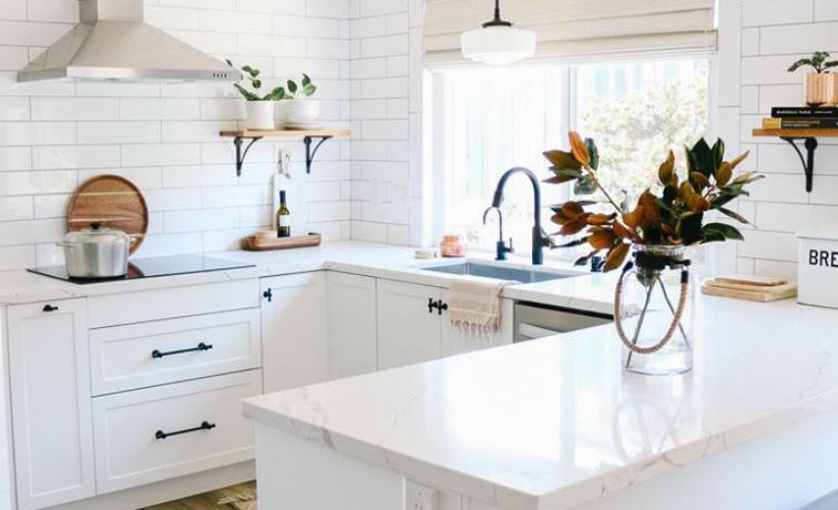 3 phòng bếp nhỏ bỗng rộng rãi bất ngờ sau tu sửa với gam màu trắng chủ đạo