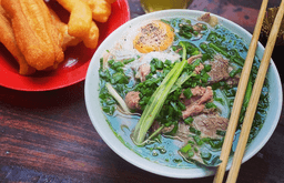 3 quán phở bò bát thường cũng từ 50 ngàn nhưng rất đông khách trong phố cổ