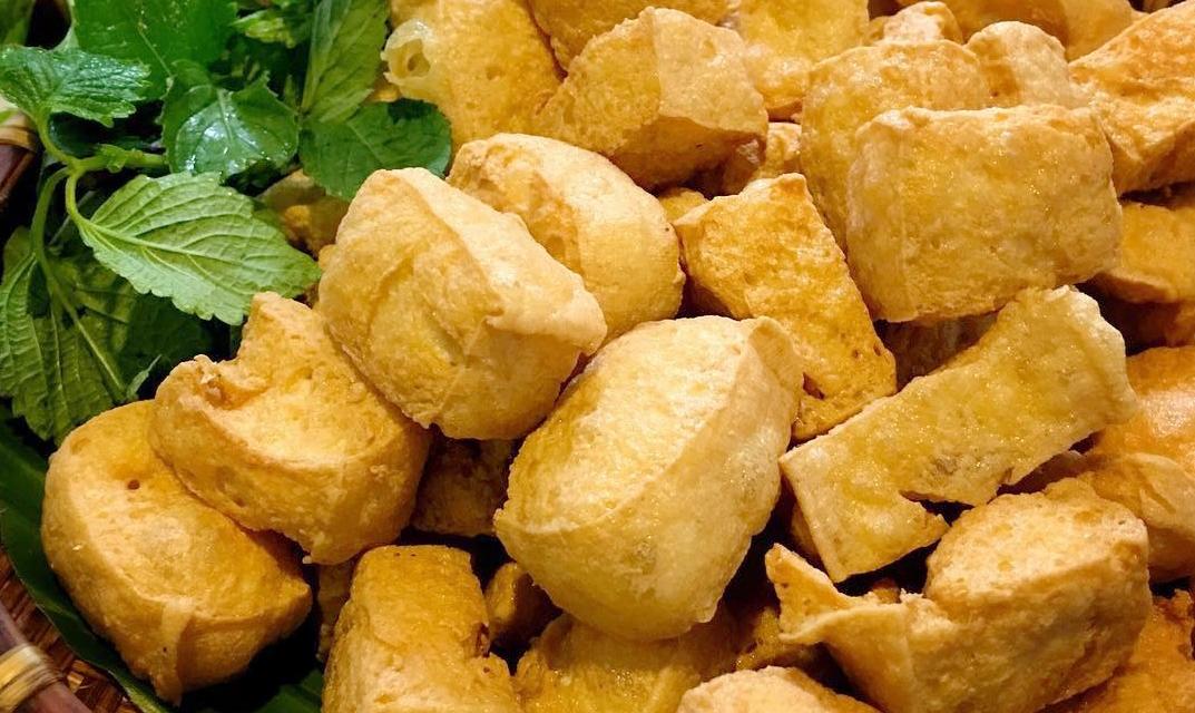 Cách rán đậu phụ vàng giòn và không bị dính chảo siêu dễ, ai cũng làm được