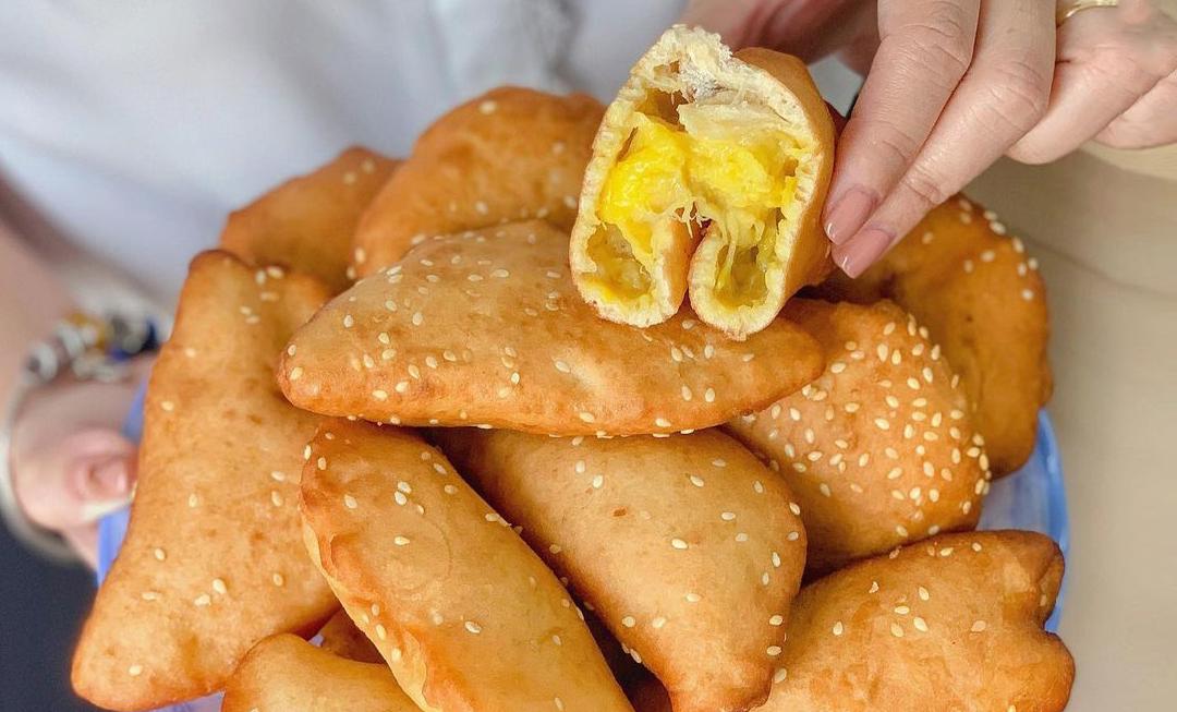 Xe bánh tiêu sầu riêng 6 ngàn nổi danh của cặp vợ chồng già ở Hà Tôn Quyền