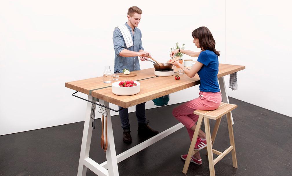 Độc đáo chiếc bàn ăn được "hô biến" thành bếp nấu gọn gàng và tiện ích