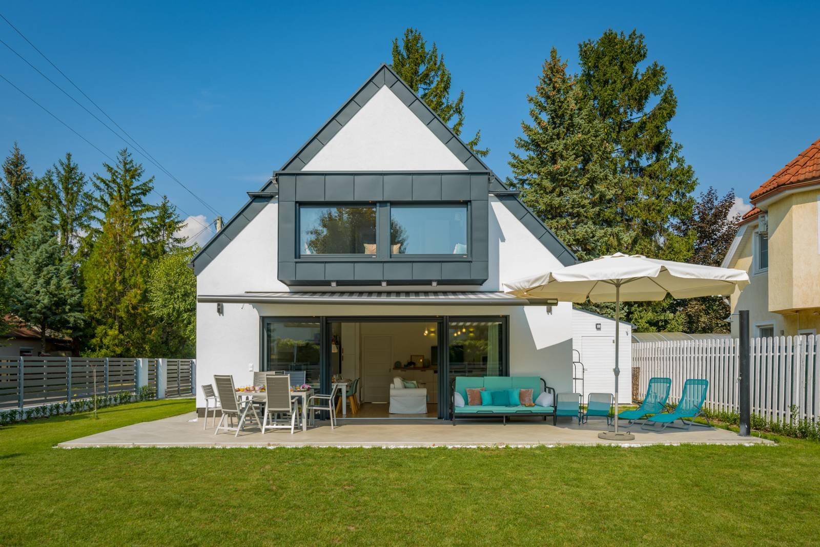 Ngôi nhà tone pastel đẹp như mơ của cặp vợ chồng kiến trúc sư và 3 con gái