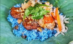 Món xôi đậu biếc gói bằng lá sen cực hấp dẫn ở quận 10, Sài Gòn