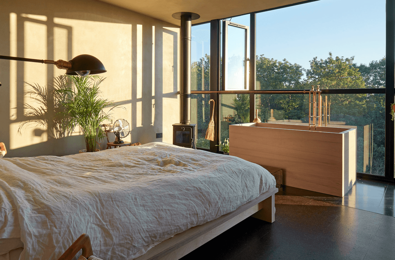 Góc cho người táo bạo: Phòng ngủ tường kính với bồn tắm gỗ ngay sát cửa sổ