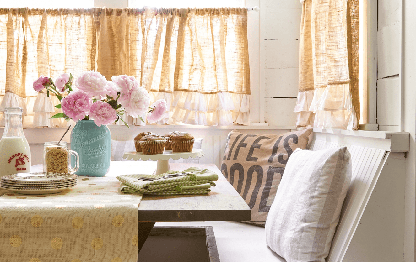 Rèm vải bố, phụ kiện giúp cho căn phòng toát lên vẻ đẹp cổ điển, mộc mạc