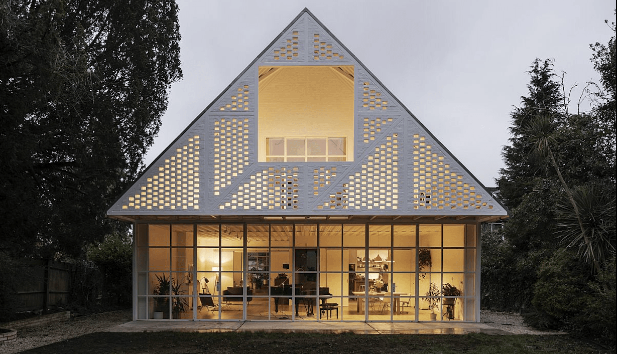 Ngôi nhà nổi bật với mái dốc, tường gạch trắng cùng cửa kính trong suốt tuyệt đẹp