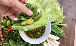 Bắp cải cuộn nhót xanh chấm chẩm chéo - đặc sản gây nghiện của vùng Tây Bắc