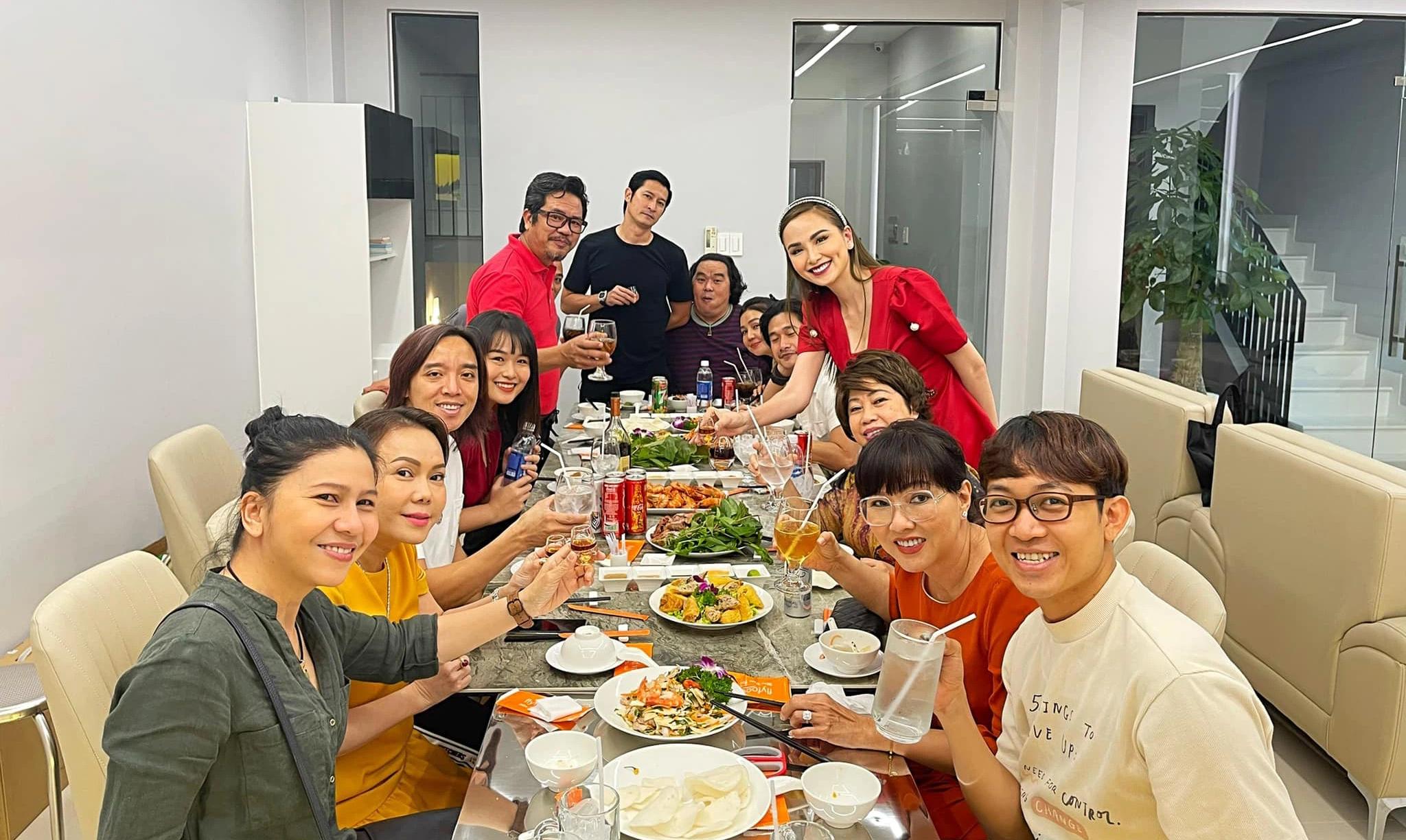 Ngôi nhà 5 tầng có hẳn thang máy riêng ở quận 10 của nghệ sĩ Việt Hương