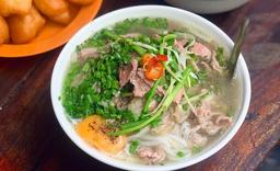 Phở Bát Đàn, quán phở hơn 100 năm tuổi, muốn ăn phải xếp hàng dài ở Hà Nội