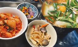 Nhã Phương chụp ảnh mì tôm khuya, dân mạng soi ra cô ăn loại ớt nửa tỷ/kg