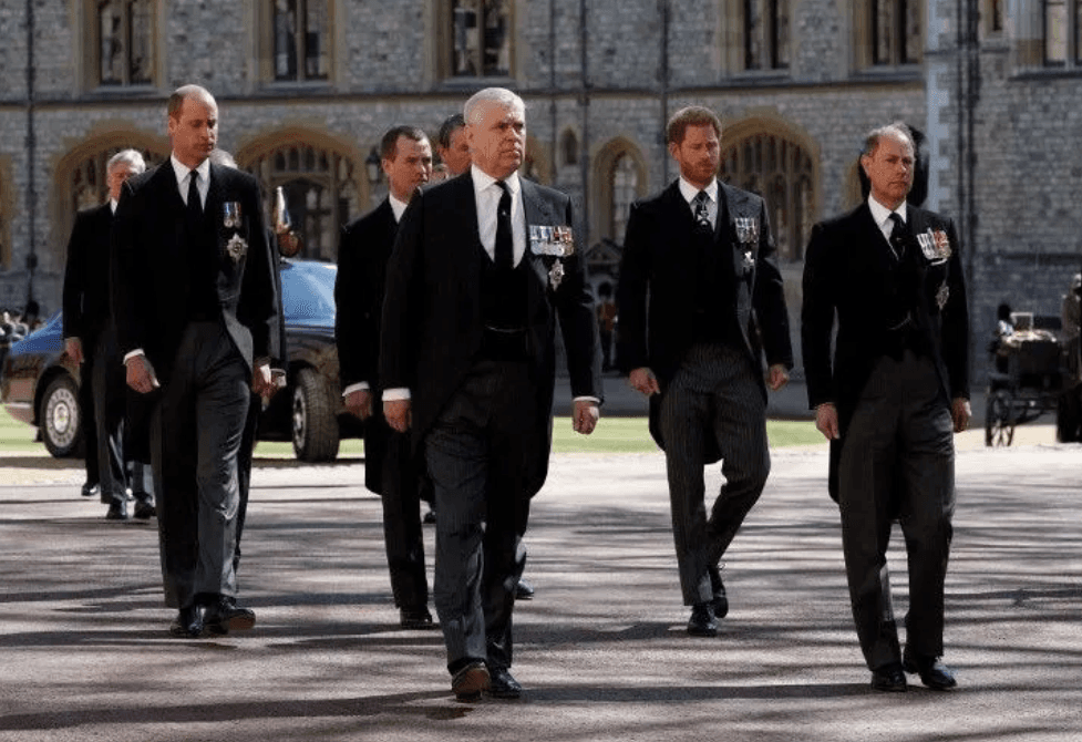 Chùm ảnh tang lễ hoàng thân Philip: Hoàng tử Harry và William lần đầu xuất hiện cùng nhau kể từ khủng hoảng Megxit