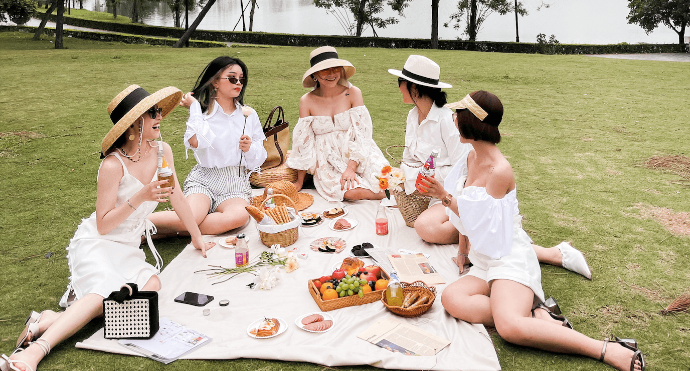 Stylist 9X hướng dẫn 2 concept "lên đồ" chụp ảnh du lịch cho team đơn giản mà chất