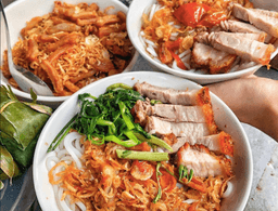 Canh bún và thịt quay: Cặp đôi đình đám của ẩm thực phố Hoè Nhai