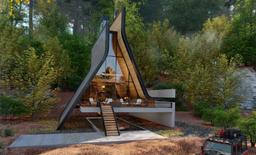 "Kujdane Cabin", ngôi nhà nhỏ trong rừng có giếng trời đón mưa ngắm tuyết