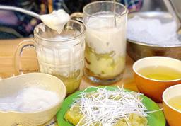 Quán chè 45 năm tuổi, nhiều người bảo "đắt nhất Hà Nội" nhưng lúc nào cũng đông khách