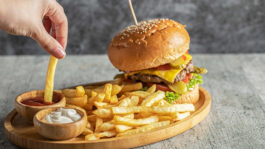 Giải mã lý do khoai tây chiên luôn được phục vụ kèm hamburger
