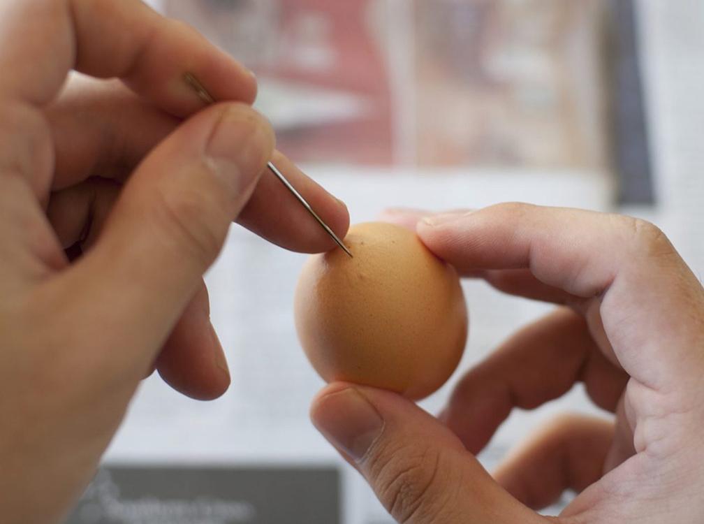 Chọc kim vào vỏ trứng trước khi luộc có tác dụng gì mà ai biết cũng làm?