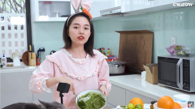 Cô em trendy Khánh Linh xơi "tiệc" miến lươn, Linh Ngọc Đàm nấu canh "mây bay vườn hồng"