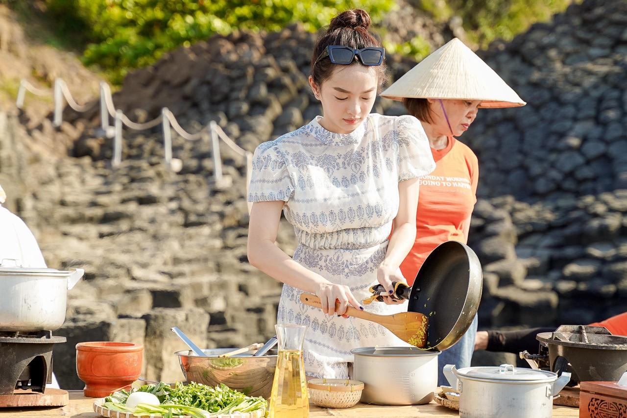 Trấn Thành làm hamburger chuyên nghiệp như tiệm, Kaity Nguyễn nấu đồ Hàn