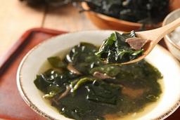 Vì sao người Hàn Quốc ăn canh rong biển vào sinh nhật?