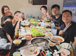 H'Hen Niê ăn mì tôm ở phòng chờ sân bay vì quá bận, Ngọc Trinh dạy nấu đồ healthy