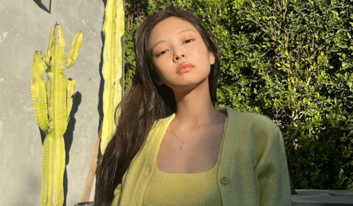 Jennie (BLACKPINK) đăng ảnh selfie mừng 3 năm solo: Lông mày không buồn kẻ vẫn đẹp xuất thần