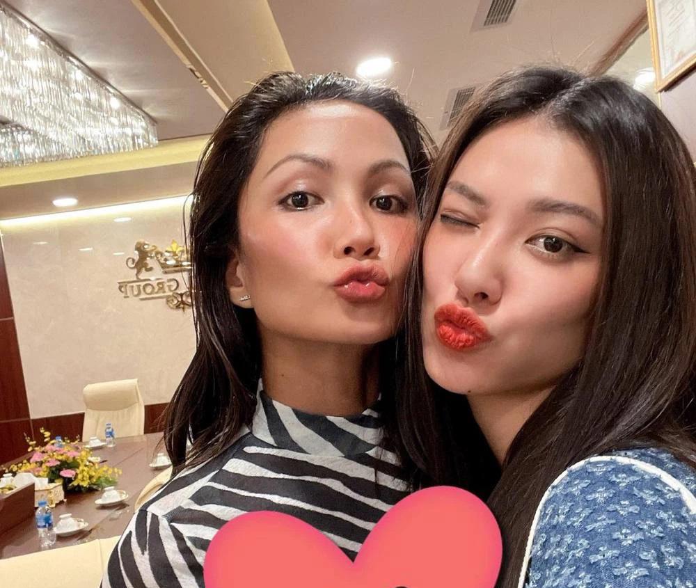 H'Hen Niê "đu trend" Minh Tú, sẽ công khai bạn trai nếu Kim Duyên lọt Top 3 Miss Universe