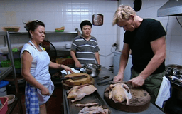 Gordon Ramsay xin công thức ướp ngan nhưng chủ Khoa Ngan từ chối, tại sao thế??