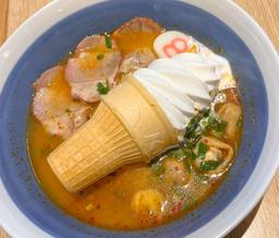 Mì ramen Tomyum ăn cùng kem ốc quế, cặp đôi lạ nhưng đang là trend ở Thái Lan