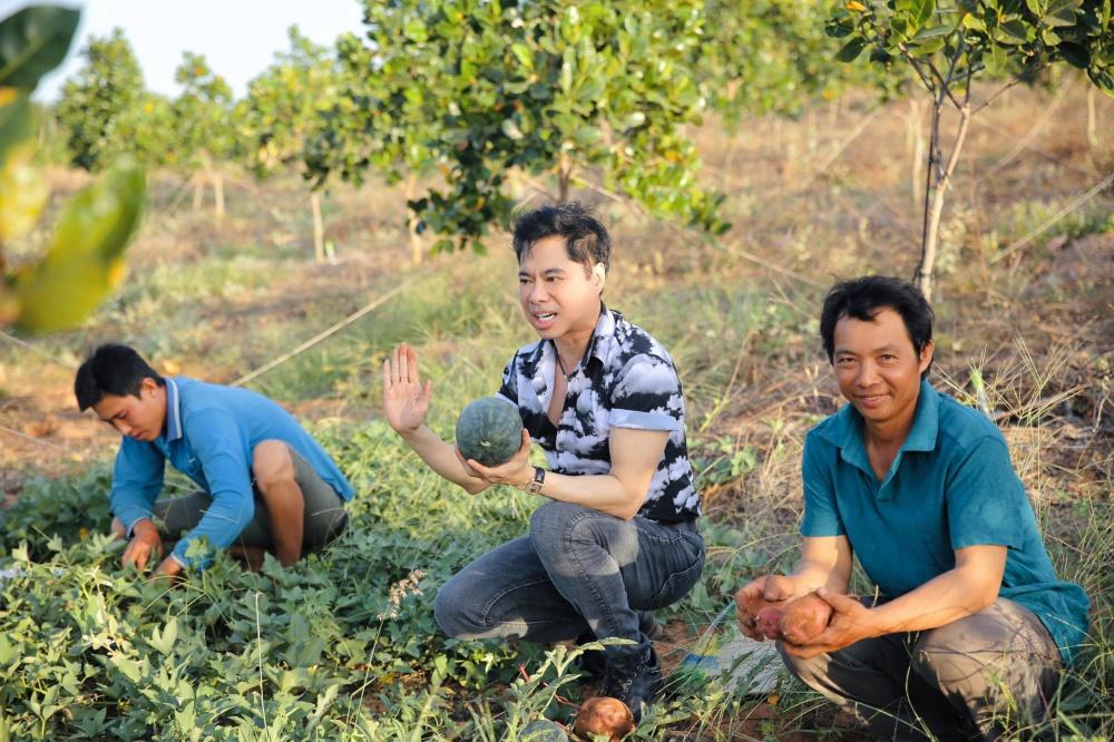 Ông hoàng nhạc sến Ngọc Sơn "bỏ phố về quê", mua 50 héc ta đất trồng rau, nuôi cá