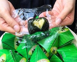 Bánh ít lá gai, đặc sản thường được du khách mua về làm quà khi du lịch Bình Định