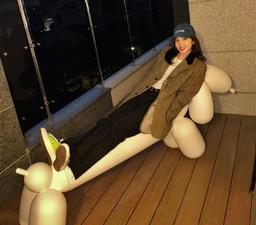 BST ghế đắt đỏ nhà sao: Kai (EXO) chi 1,3 tỷ sắm sofa, choáng nhất là sofa Kanye bán Maybach để mua