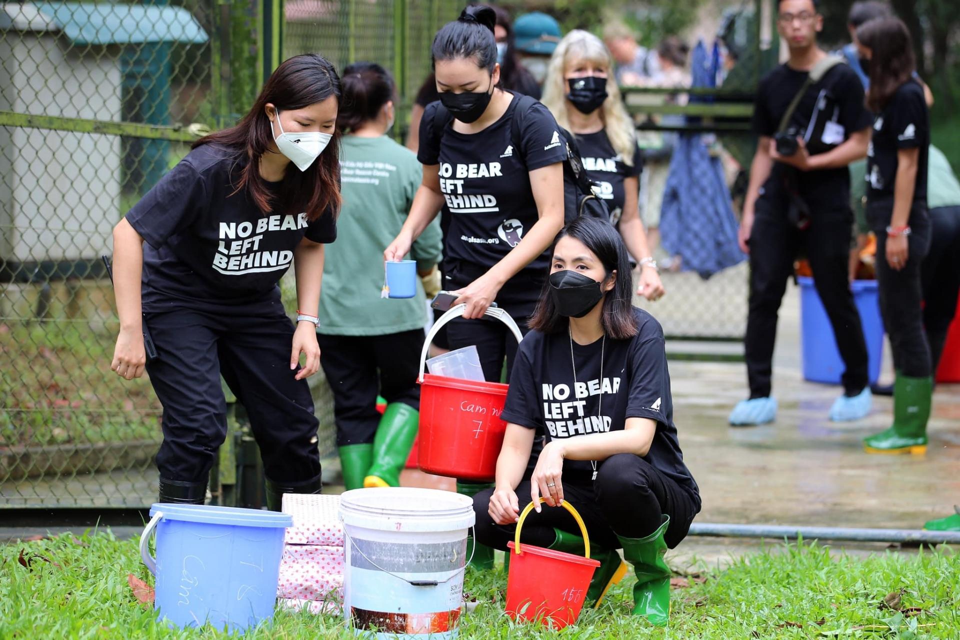 Hôm qua sao làm gì (26/5): Hà Tăng đi cứu hộ gấu, Mai Ngọc có xe mới xa xỉ