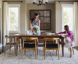 Muốn gia đình đầm ấm, thuận hòa, đừng bao giờ đặt 3 vật này lên bàn ăn