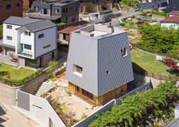 Ngôi nhà ngũ giác, tuy méo nhưng nên thơ và tiện nghi hết ý của cặp vợ chồng và 2 chú mèo