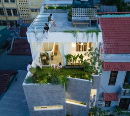 Ngôi nhà lim dim đẹp mơ màng với cây xanh, bóng nắng của cặp vợ chồng trẻ xứ Huế