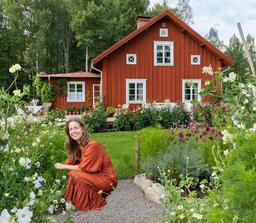 Ngôi nhà 100 tuổi hóa "khu vườn cổ tích" ngập sắc hoa nhìn đã thấy "bỏ phố về quê" là xứng đáng