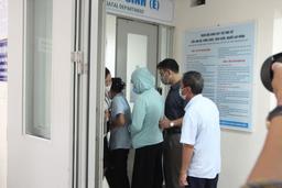 Hà Nội: Mẹ đẻ cháu bé sơ sinh bị bỏ rơi trong khe tường đón con xuất viện