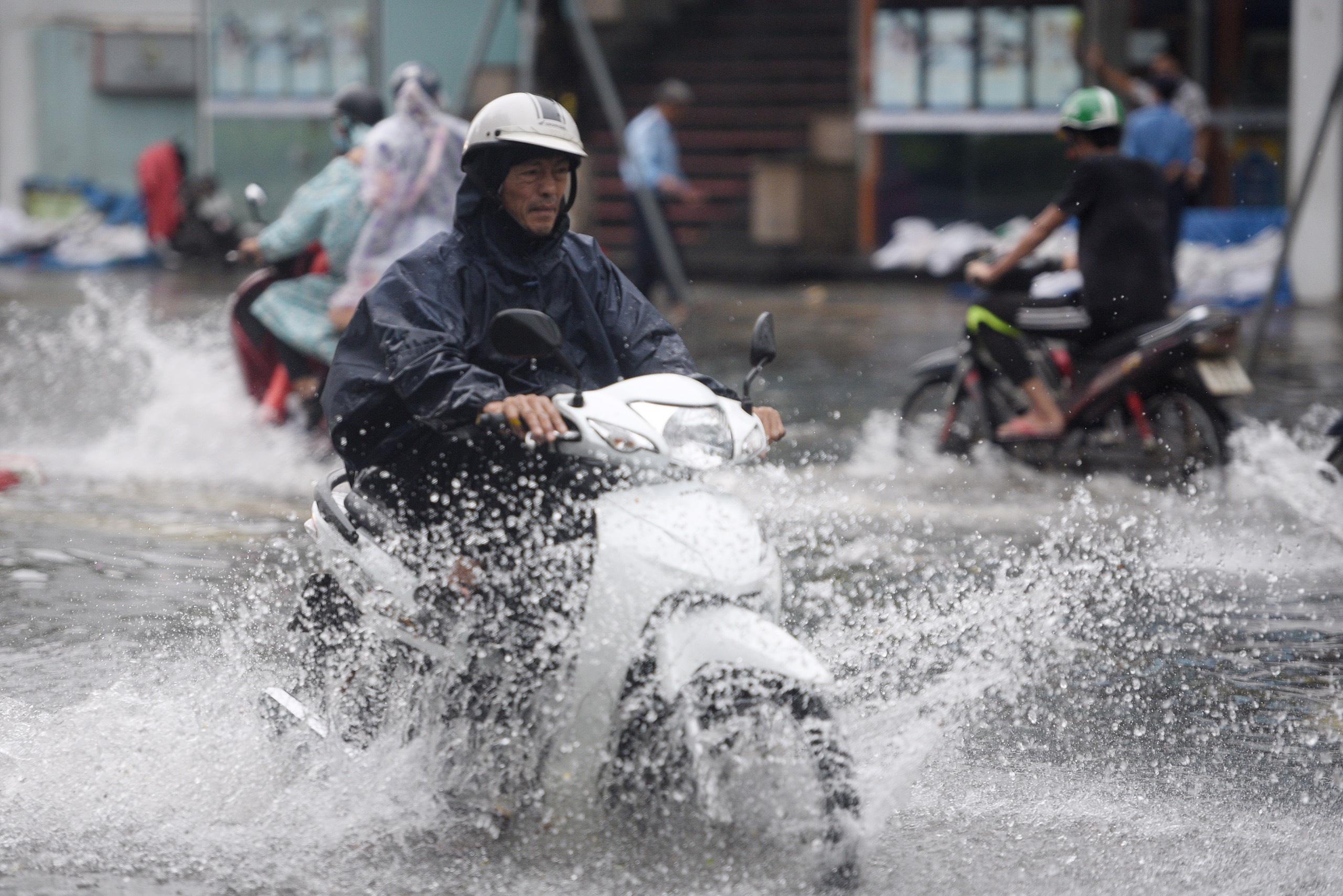 Bão số 5 suy yếu thành áp thấp nhiệt đới