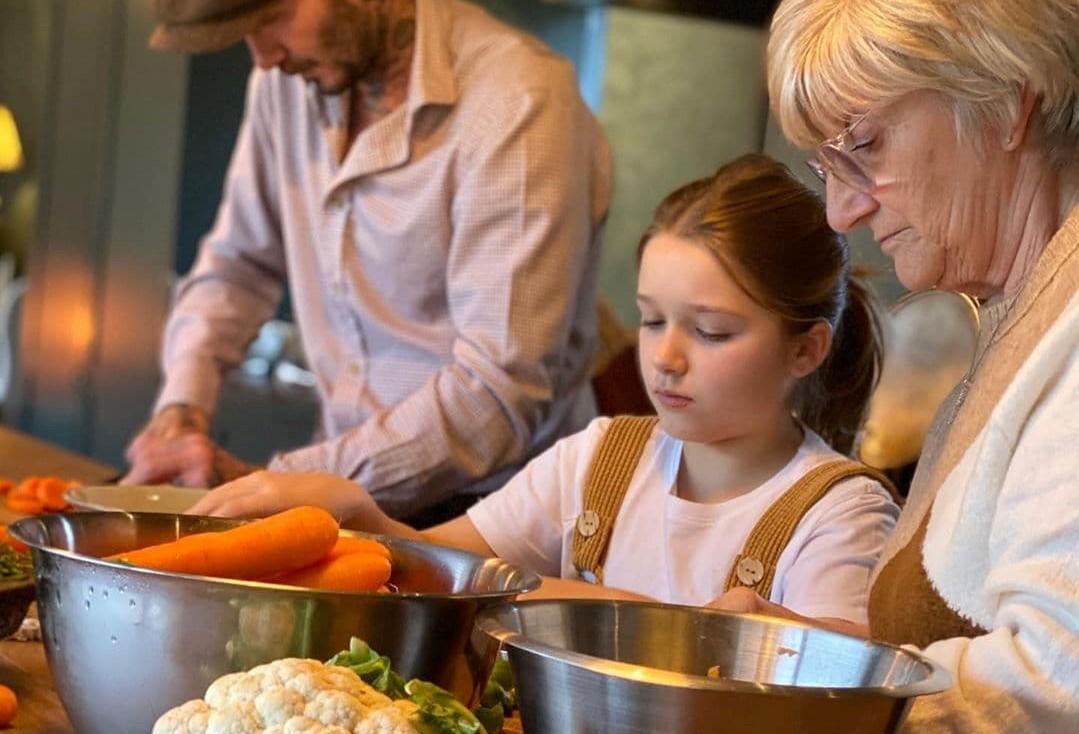 Con gái út nhà Beckham: 9 tuổi tự tay làm bữa sáng cho bố mẹ