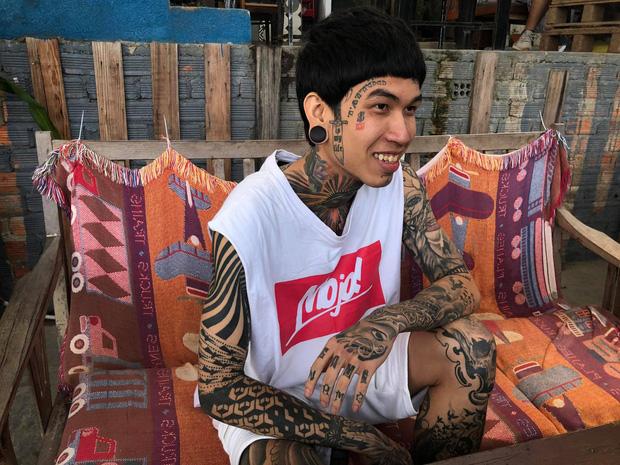 Nam rapper xăm kín mặt trở thành thí sinh đầu tiên vào chung kết Rap Việt