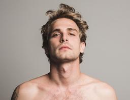 Bỏng mắt với dàn “soái ca” trong phim Emily in Paris