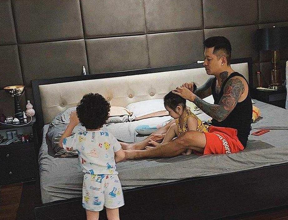 Tuấn Hưng nghỉ hát ở nhà chăm con, được vợ chuyển lương mỗi tháng