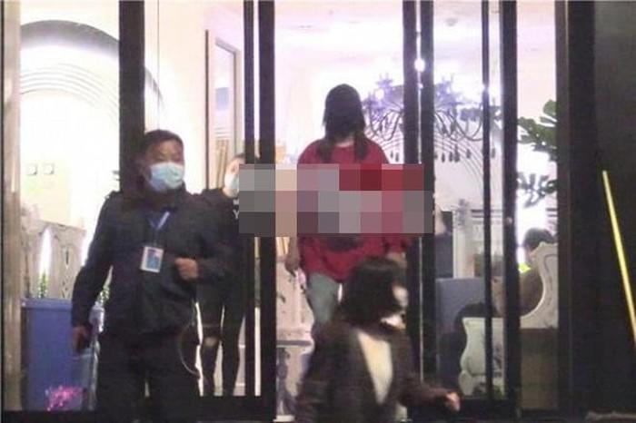 Sau tin đồn ngoại tình, Triệu Vy liên tục lấy tay che bụng gây chú ý