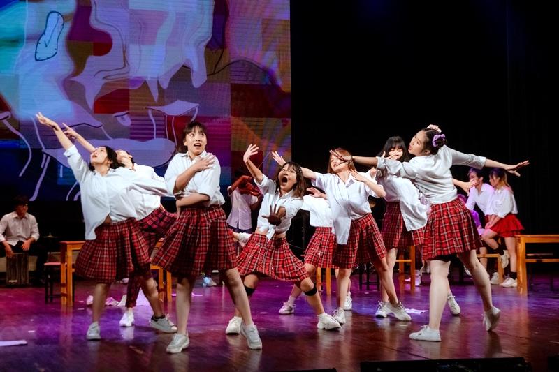 Văn Mai Hương bùng cháy cùng học sinh trường THPT Chuyên Sư phạm Hà Nội