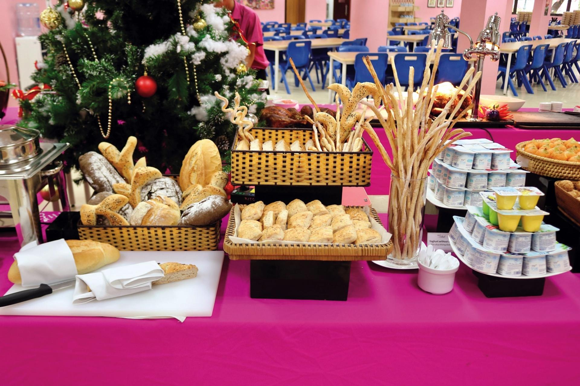 Hà Nội: Xôn xao bữa ăn bán trú toàn tôm cua và gà tây bày la liệt trên bàn